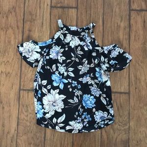 Tank top with off shoulder sleeves